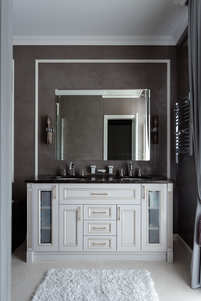 Ejemplo de cuarto de baño principal clásico renovado de tamaño medio con paredes beige