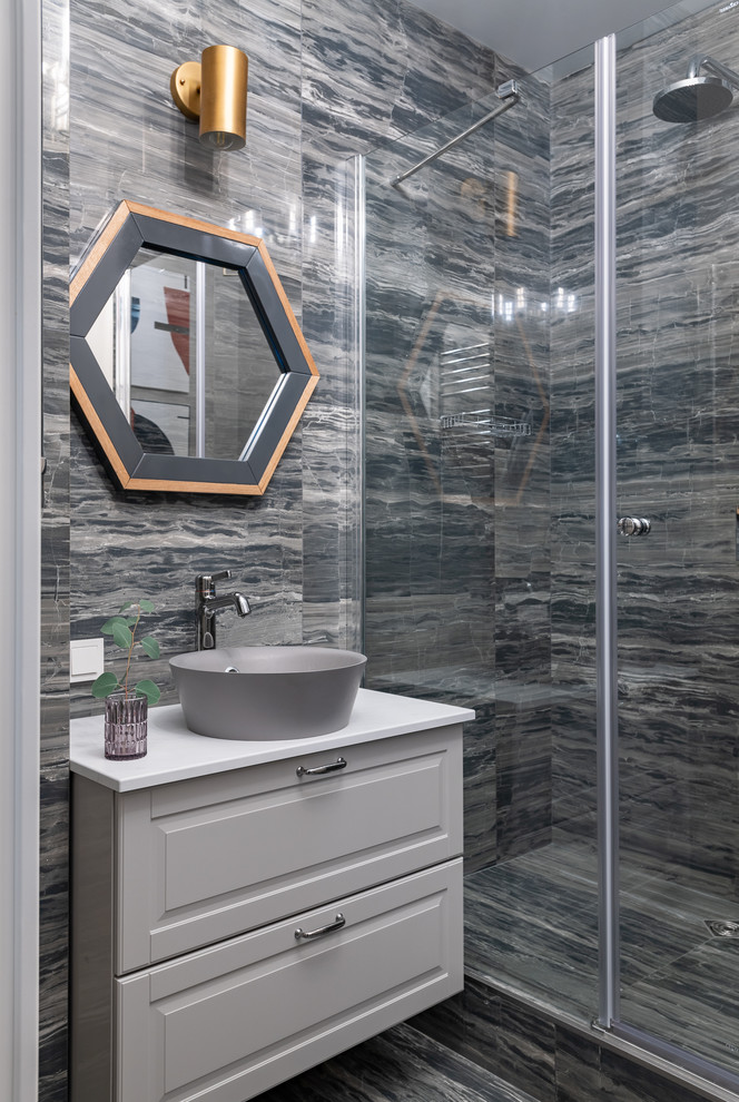 Idee per una stanza da bagno con doccia contemporanea con ante con bugna sagomata, ante grigie, piastrelle grigie, lavabo a bacinella, top bianco e pavimento grigio