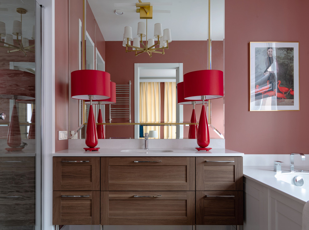 Свежая идея для дизайна: главная ванная комната в современном стиле с фасадами в стиле шейкер, фасадами цвета дерева среднего тона, полновстраиваемой ванной, красными стенами, врезной раковиной и белой столешницей - отличное фото интерьера