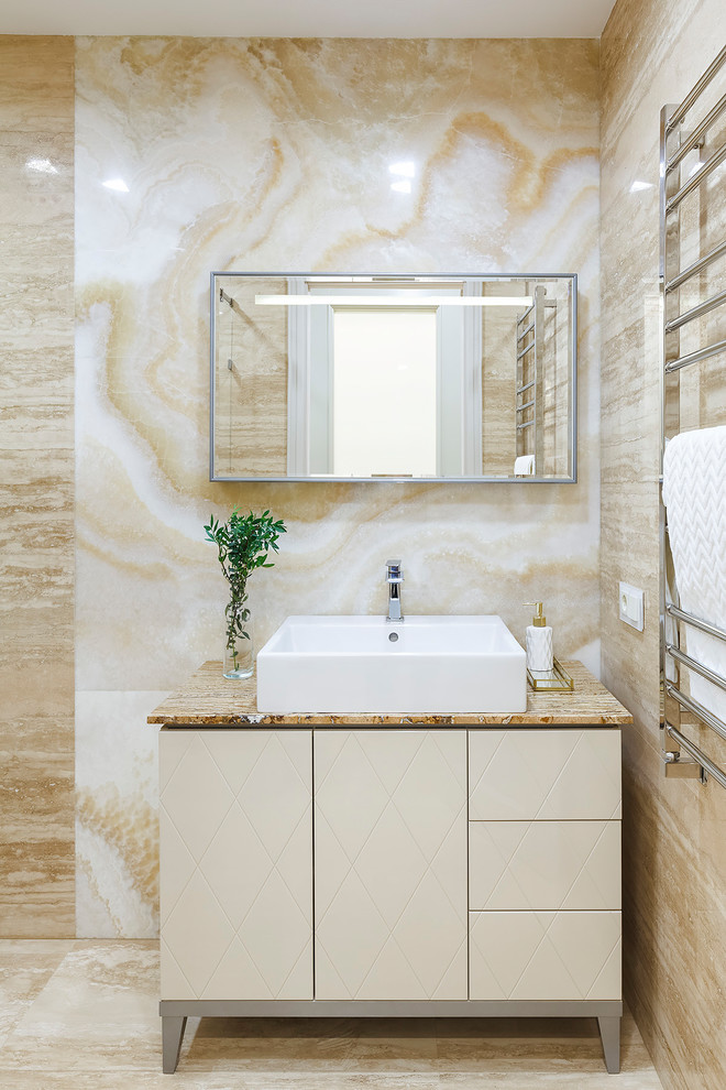 Пример оригинального дизайна: ванная комната в стиле неоклассика (современная классика) с плоскими фасадами, бежевыми фасадами, бежевой плиткой, плиткой из листового камня, полом из травертина, настольной раковиной, бежевым полом и бежевой столешницей