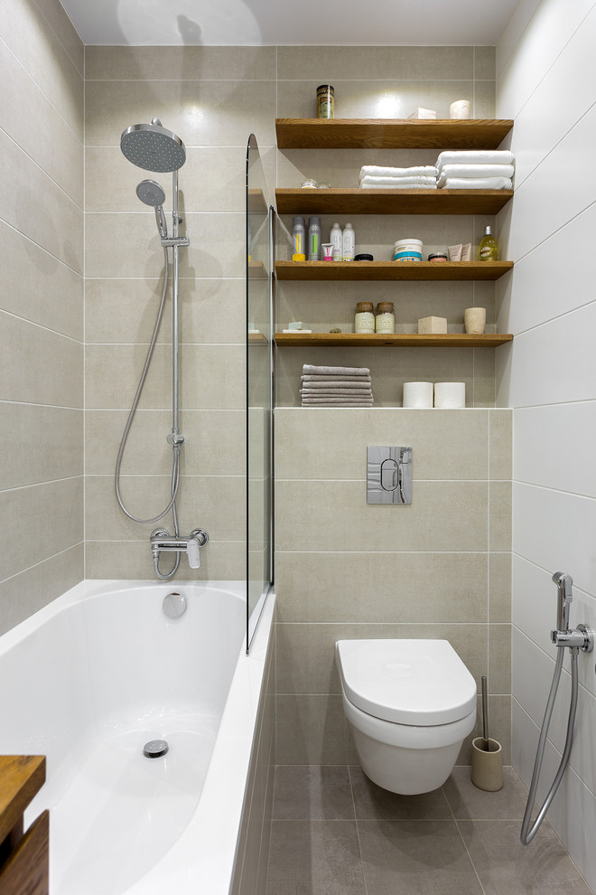 Aménagement d'une salle de bain principale scandinave de taille moyenne avec WC suspendus, un carrelage beige, des carreaux de céramique, un sol en carrelage de céramique et un sol beige.