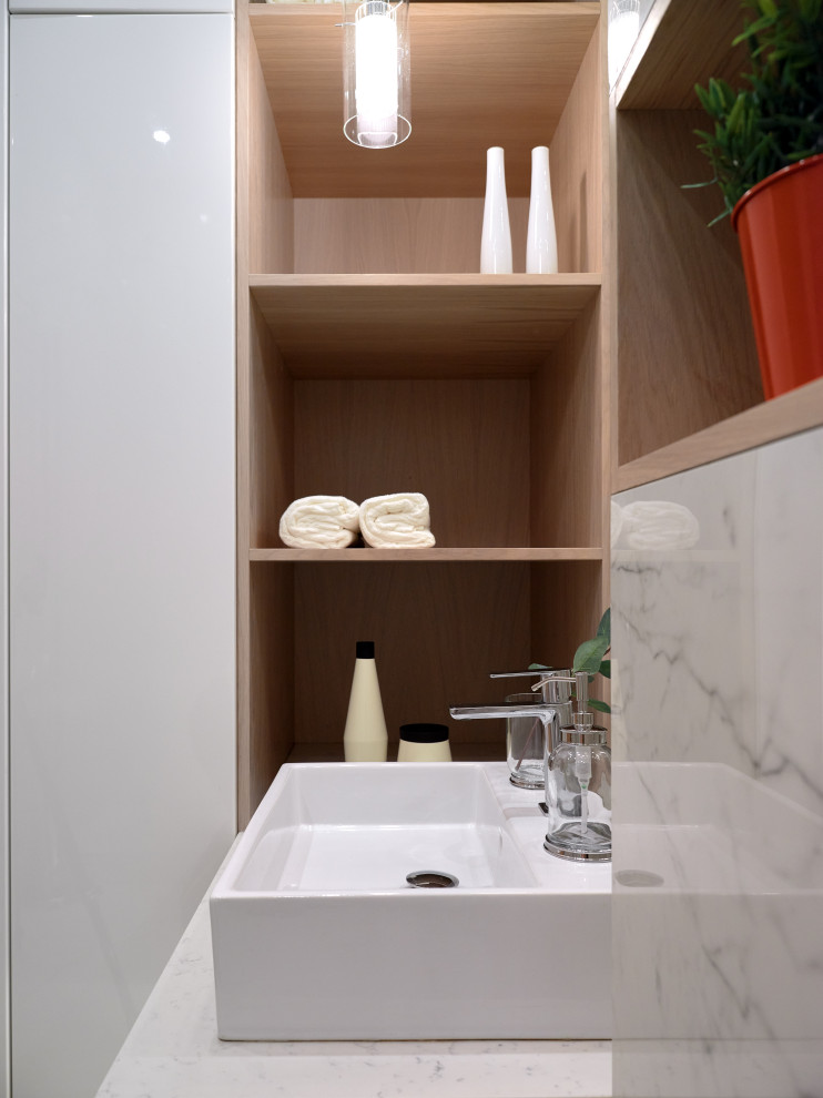Diseño de cuarto de baño flotante actual pequeño con armarios con paneles lisos y aseo y ducha