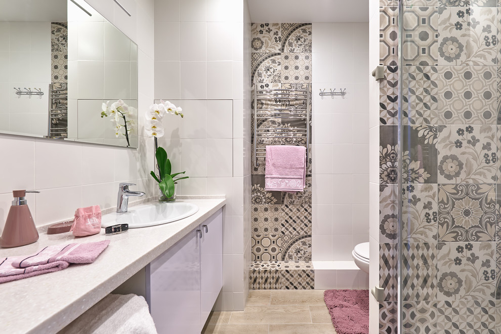 Foto de cuarto de baño contemporáneo con armarios con paneles lisos, puertas de armario violetas, baldosas y/o azulejos beige, baldosas y/o azulejos blancos, aseo y ducha, suelo beige y encimeras blancas