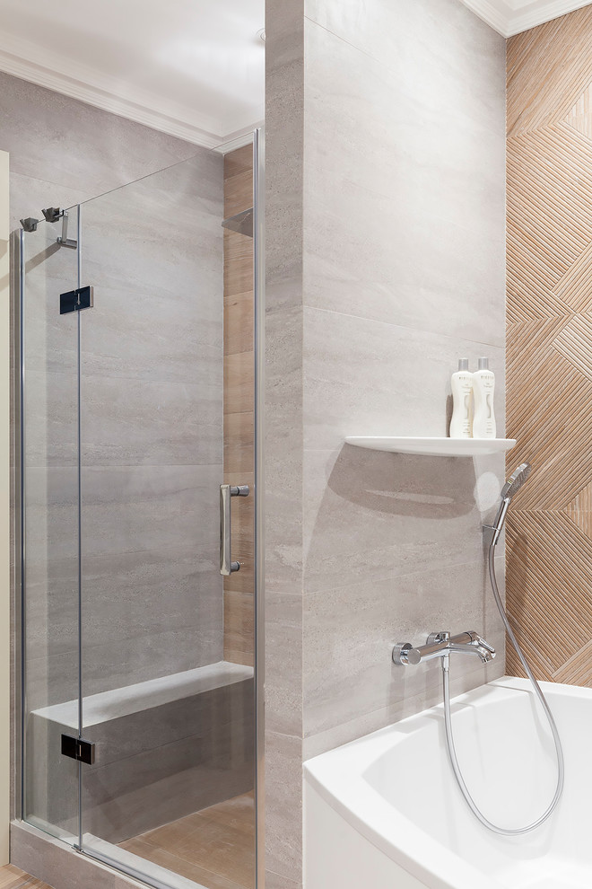 Стильный дизайн: главная ванная комната в современном стиле с ванной в нише, душем в нише, серой плиткой, душем с распашными дверями и акцентной стеной - последний тренд