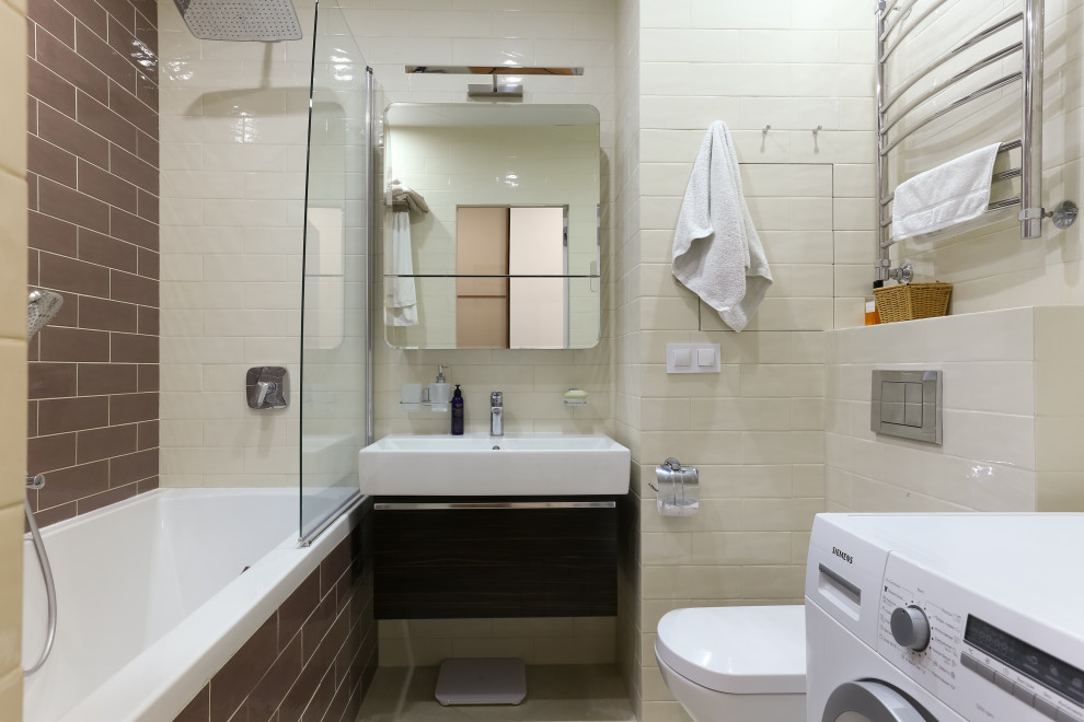 Источник вдохновения для домашнего уюта: маленькая ванная комната в современном стиле с плоскими фасадами, коричневыми фасадами, полновстраиваемой ванной, душем над ванной, инсталляцией, бежевыми стенами, монолитной раковиной, открытым душем, белой плиткой, плиткой мозаикой, душевой кабиной, серым полом, белой столешницей и фартуком для на участке и в саду