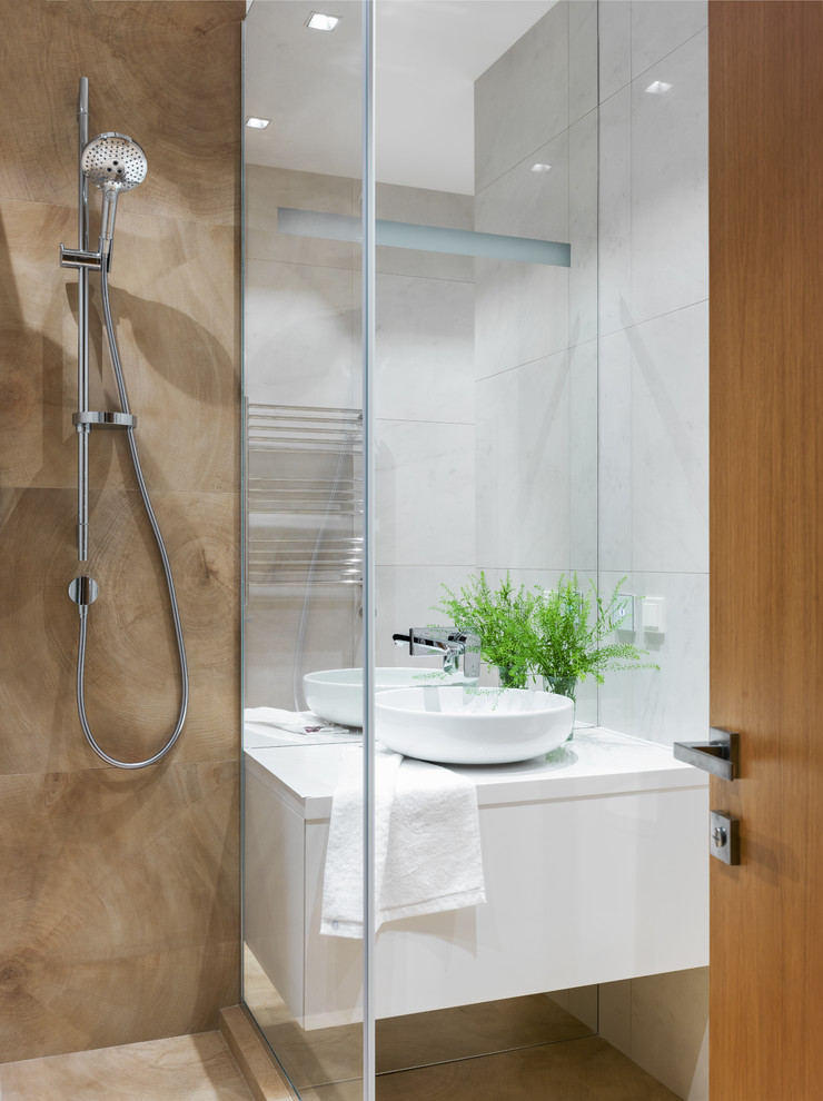 Esempio di una stanza da bagno con doccia minimal con ante lisce, ante bianche, piastrelle marroni e lavabo a bacinella