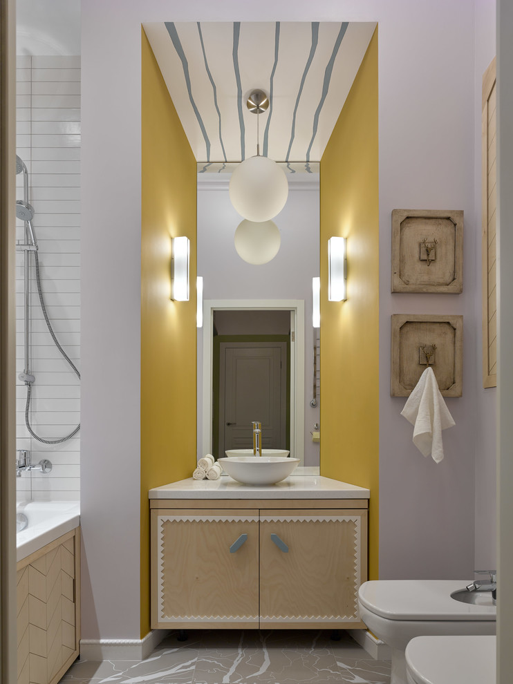 Foto på ett mellanstort funkis vit en-suite badrum, med skåp i ljust trä, ett badkar i en alkov, keramikplattor, lila väggar, klinkergolv i porslin, bänkskiva i akrylsten, grått golv, med dusch som är öppen, en dusch/badkar-kombination, en bidé, ett fristående handfat och släta luckor