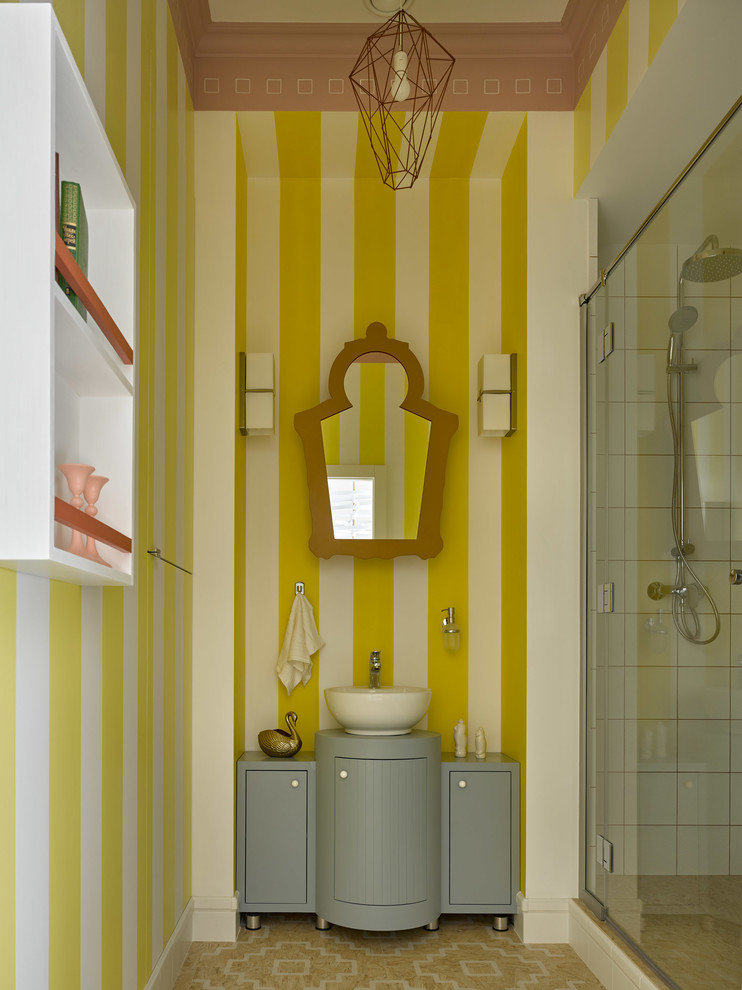 Exemple d'une salle de bain grise et jaune tendance de taille moyenne avec des portes de placard grises, des carreaux de porcelaine, un mur jaune, un sol en carrelage de porcelaine, un sol beige, une cabine de douche à porte battante, un placard à porte plane et une vasque.