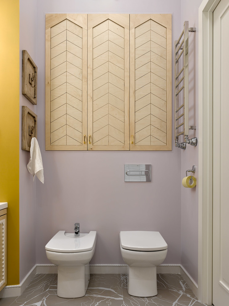 Foto de cuarto de baño actual de tamaño medio con sanitario de pared, paredes púrpuras, suelo de baldosas de porcelana y suelo gris
