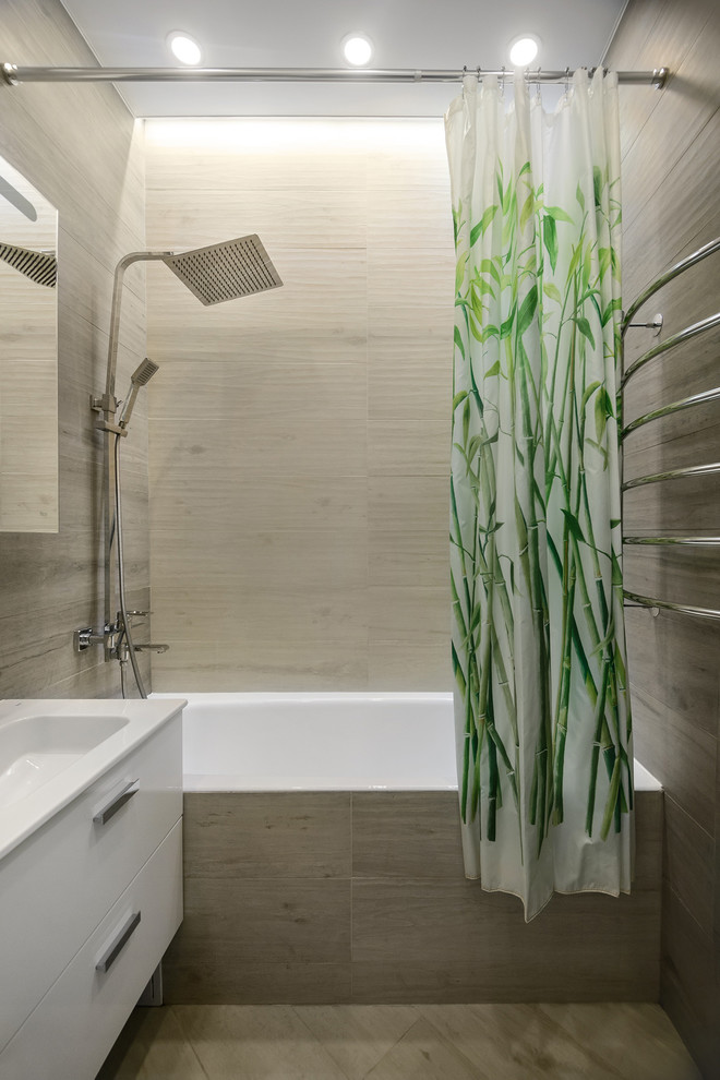 Пример оригинального дизайна: маленькая главная ванная комната в современном стиле с плоскими фасадами, белыми фасадами, серой плиткой, керамогранитной плиткой и белой столешницей для на участке и в саду