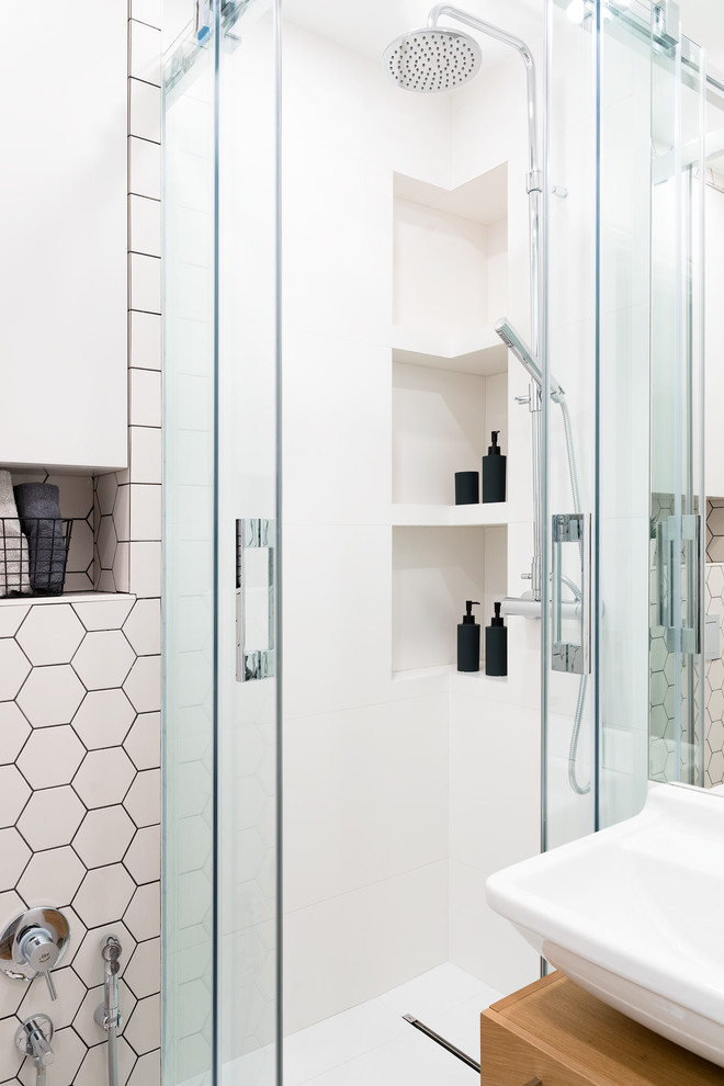 Ispirazione per una stanza da bagno design con piastrelle bianche, doccia ad angolo e porta doccia scorrevole