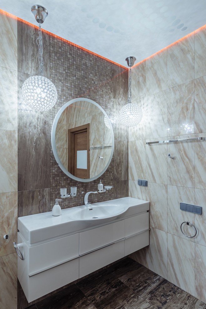 Inspiration för ett stort nordiskt en-suite badrum, med släta luckor, vita skåp, en jacuzzi, en vägghängd toalettstol, beige kakel, porslinskakel, beige väggar, klinkergolv i porslin, bänkskiva i akrylsten och brunt golv