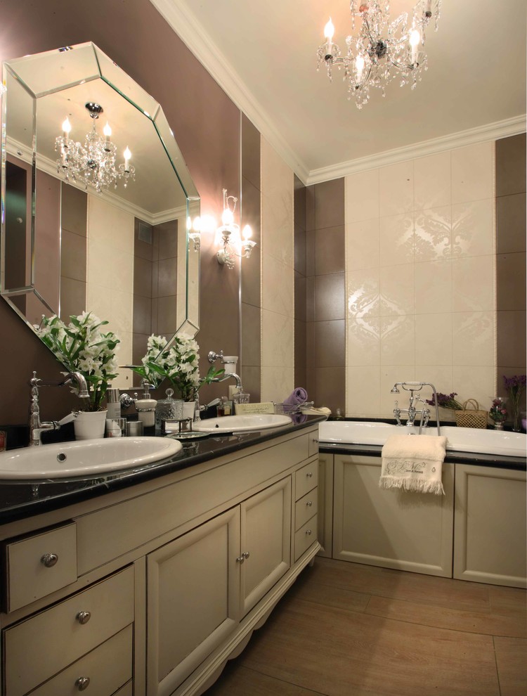 Источник вдохновения для домашнего уюта: главная ванная комната в стиле неоклассика (современная классика) с накладной ванной, бежевой плиткой, коричневой плиткой и накладной раковиной