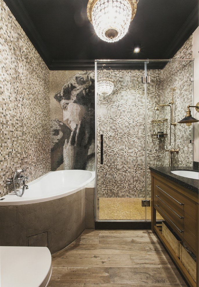 Idéer för ett litet eklektiskt en-suite badrum, med släta luckor, ett hörnbadkar, klinkergolv i porslin, bänkskiva i akrylsten, beiget golv, dusch med gångjärnsdörr, skåp i mellenmörkt trä, en hörndusch, brun kakel, ett undermonterad handfat och mosaik