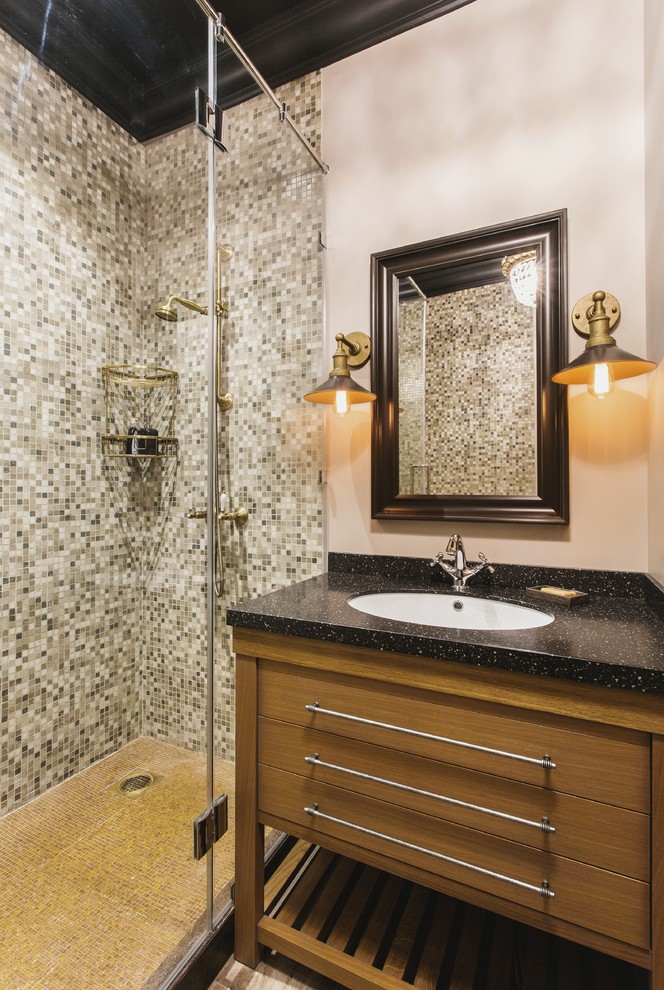 Exempel på ett litet modernt badrum med dusch, med släta luckor, svart och vit kakel, beige väggar, klinkergolv i porslin, bänkskiva i akrylsten, beiget golv, dusch med gångjärnsdörr, skåp i mellenmörkt trä och en hörndusch