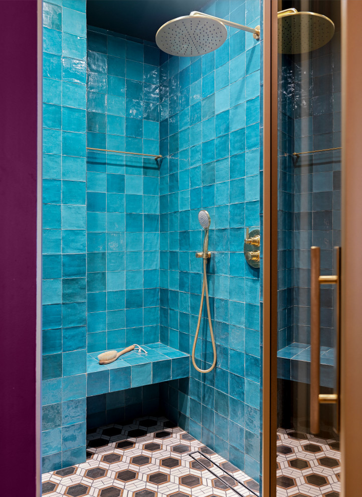 Immagine di una grande stanza da bagno con doccia classica con doccia alcova, pavimento multicolore, porta doccia a battente e panca da doccia