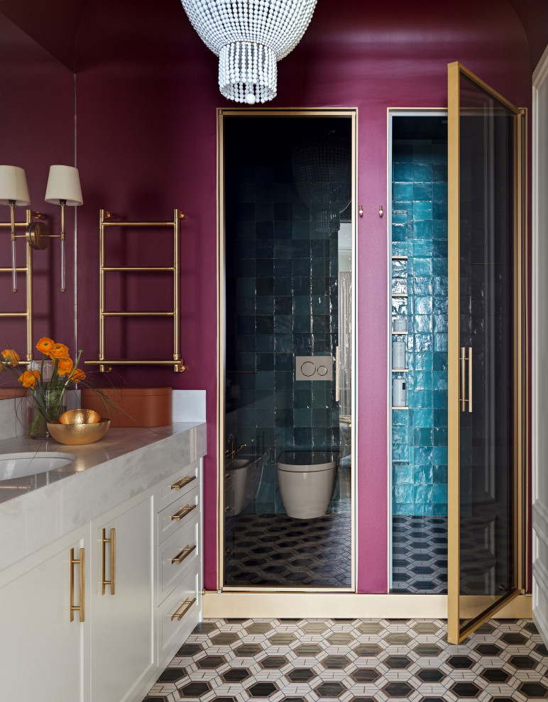 Идея дизайна: большая ванная комната в стиле неоклассика (современная классика) с инсталляцией, фиолетовыми стенами, душевой кабиной, врезной раковиной, разноцветным полом, тумбой под одну раковину, встроенной тумбой, фасадами с утопленной филенкой, белыми фасадами, душем в нише, душем с распашными дверями и белой столешницей