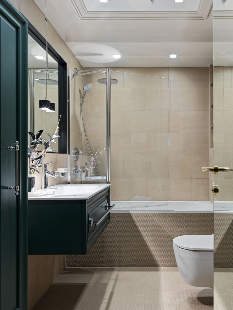 Klassisk inredning av ett mellanstort vit vitt en-suite badrum, med luckor med upphöjd panel, gröna skåp, ett badkar i en alkov, en dusch/badkar-kombination, en vägghängd toalettstol, beige kakel, ett integrerad handfat, beiget golv och med dusch som är öppen
