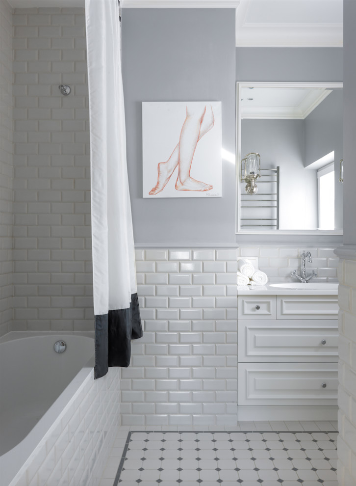 Idéer för att renovera ett vintage vit vitt en-suite badrum, med luckor med upphöjd panel, vita skåp, ett badkar i en alkov, en dusch/badkar-kombination, vit kakel, tunnelbanekakel, dusch med duschdraperi, grå väggar, ett integrerad handfat, klinkergolv i porslin och vitt golv