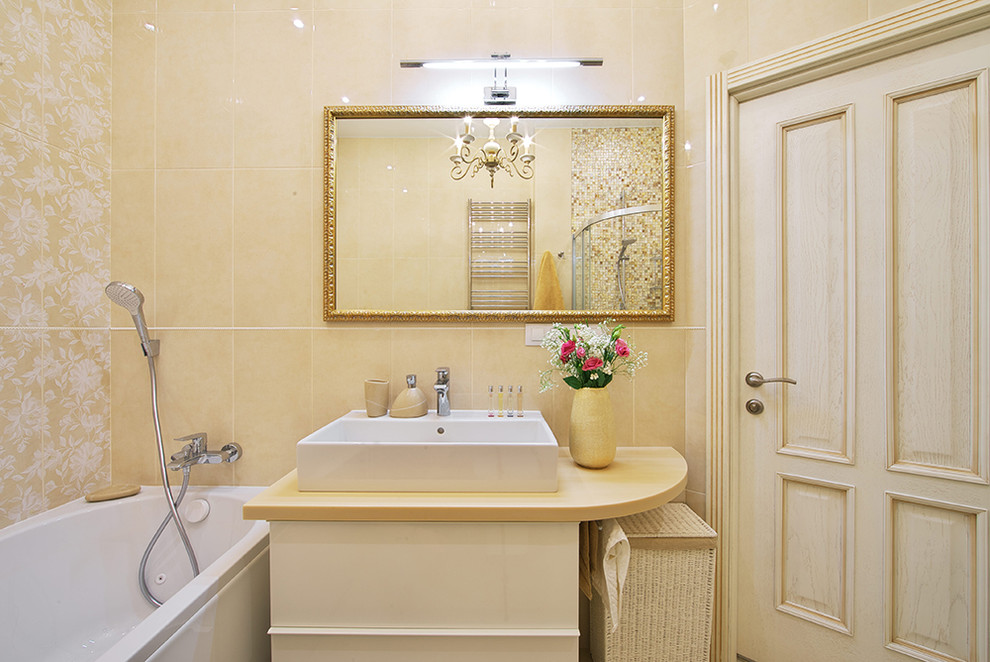 Klassisches Badezimmer mit Whirlpool, beigen Fliesen, Keramikfliesen, Porzellan-Bodenfliesen, Mineralwerkstoff-Waschtisch und beigem Boden in Moskau
