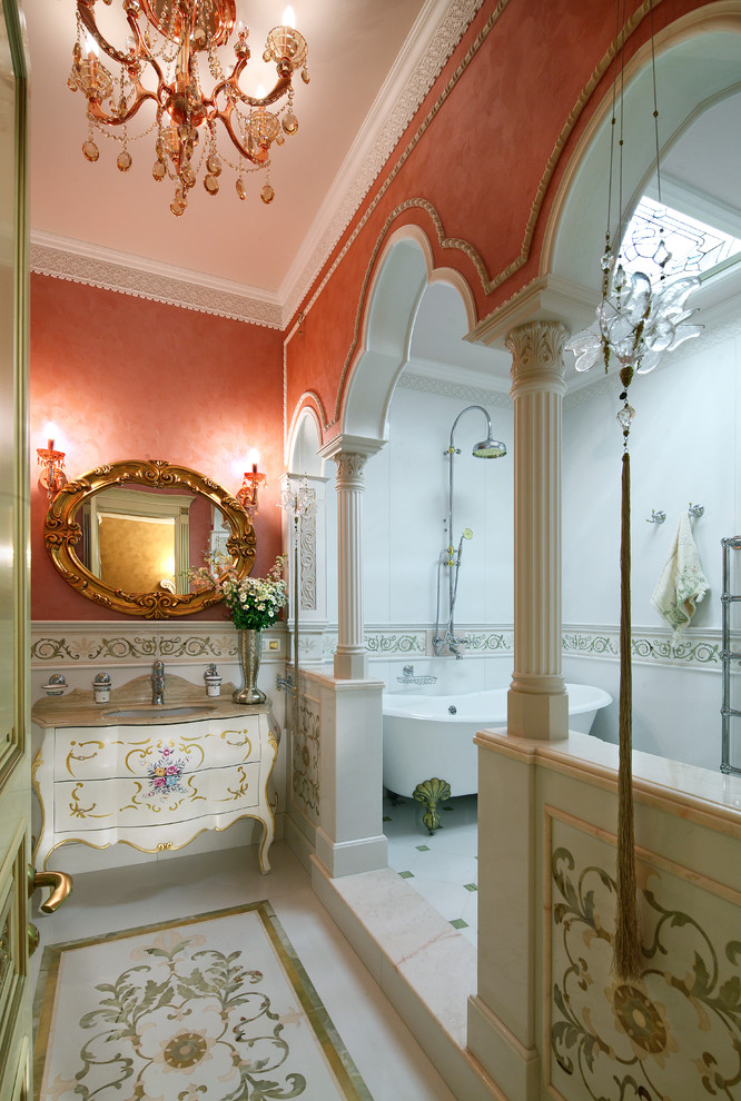 Bild på ett vintage badrum, med ett badkar med tassar, röda väggar, ett undermonterad handfat, en dusch/badkar-kombination och med dusch som är öppen