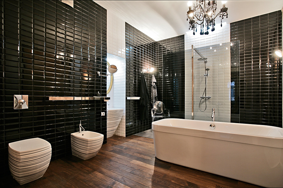 Свежая идея для дизайна: большая главная ванная комната в современном стиле с отдельно стоящей ванной, душем без бортиков, черно-белой плиткой, плиткой кабанчик, деревянным полом, биде и раковиной с пьедесталом - отличное фото интерьера