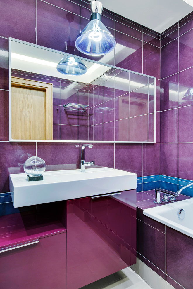 Cette image montre une salle de bain principale design avec un placard à porte plane et un lavabo intégré.
