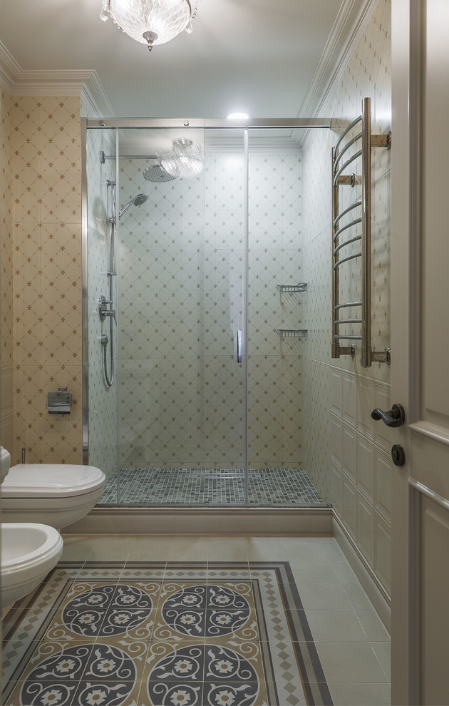 На фото: ванная комната в стиле неоклассика (современная классика) с инсталляцией, бежевой плиткой и душевой кабиной