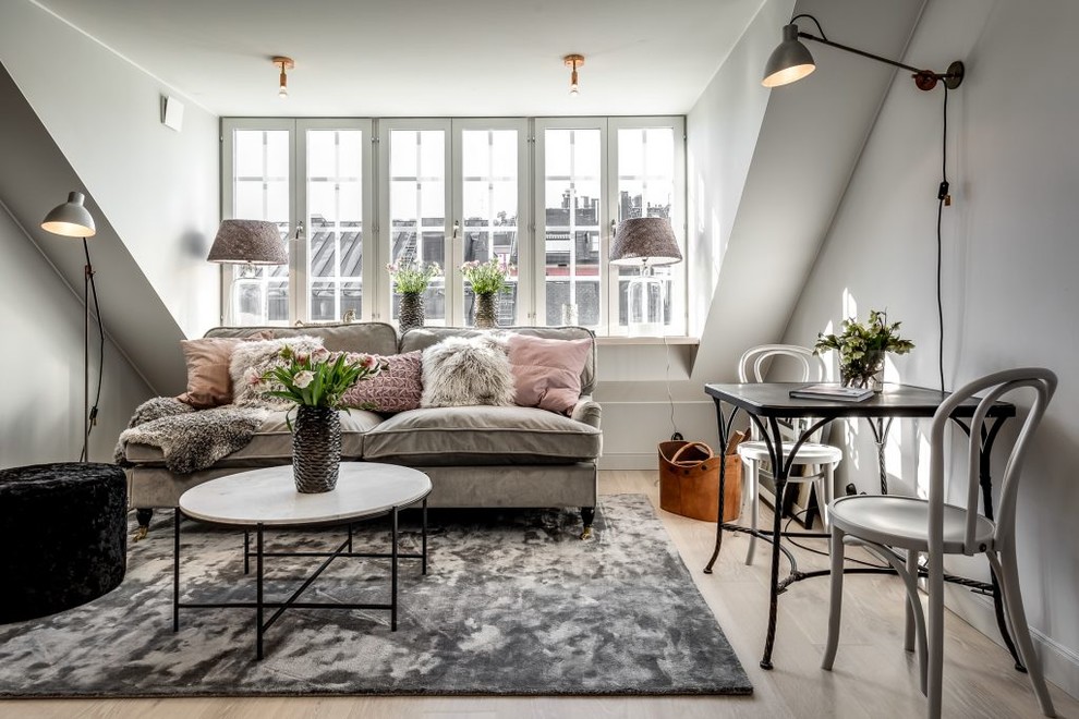 Mittelgroßes, Fernseherloses, Abgetrenntes Nordisches Wohnzimmer mit weißer Wandfarbe in Stockholm