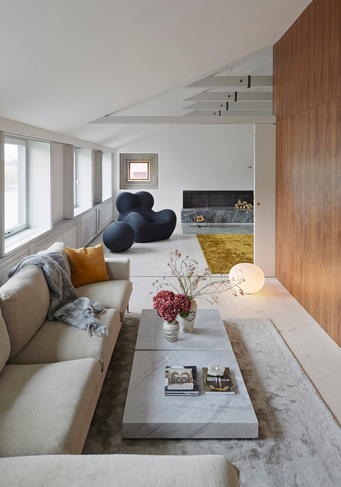 Diseño de salón para visitas abierto minimalista de tamaño medio sin chimenea y televisor con paredes blancas y suelo de madera clara