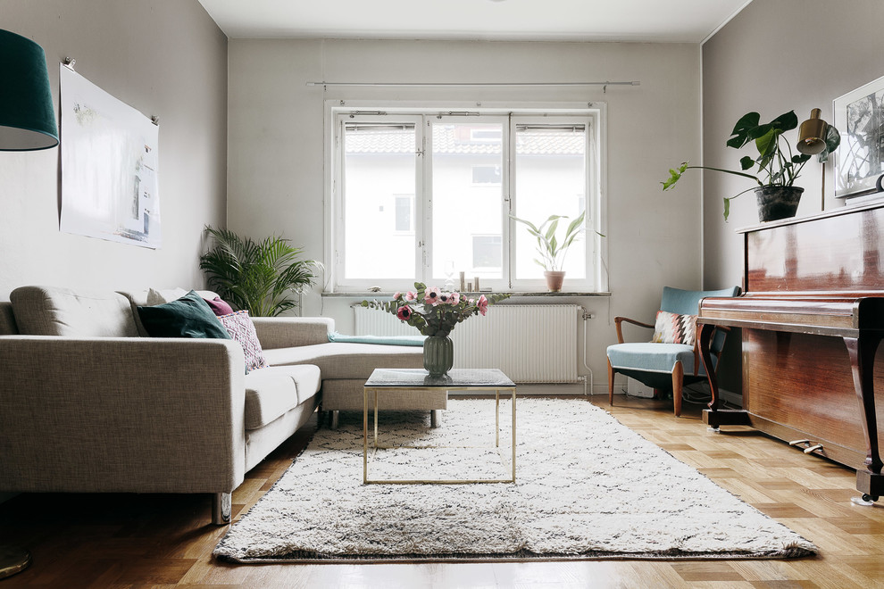 Foto på ett skandinaviskt separat vardagsrum, med ett musikrum, flerfärgade väggar, ljust trägolv och beiget golv