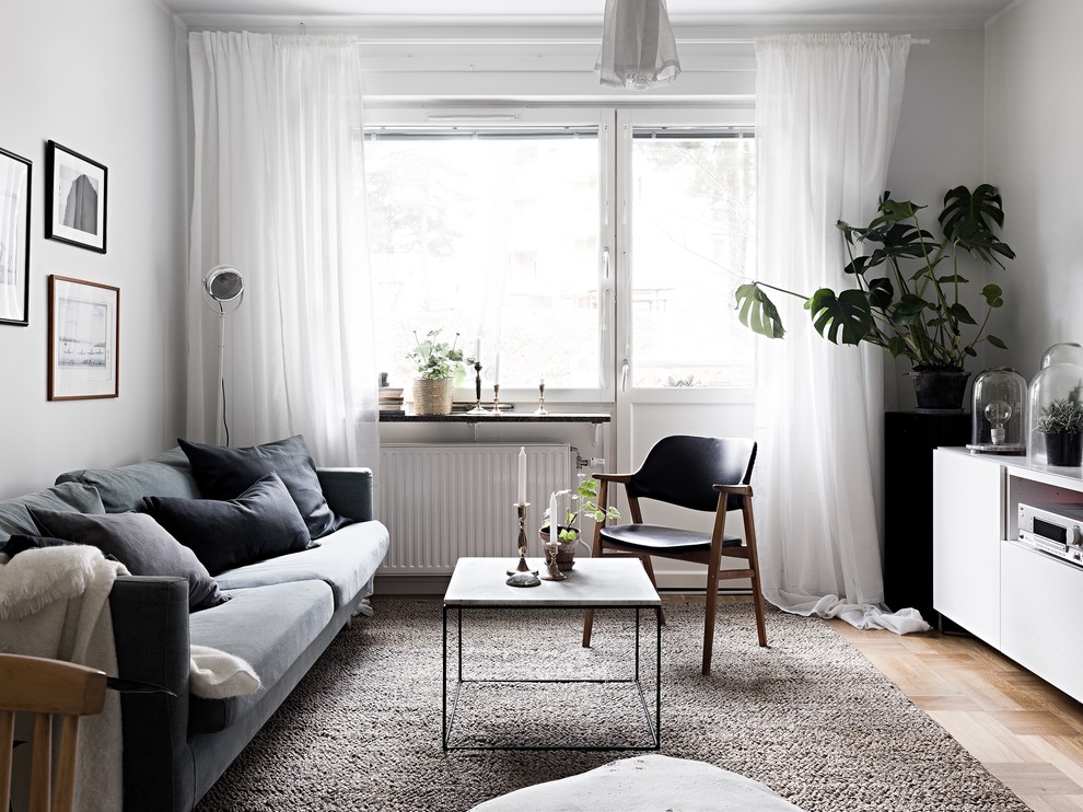 Repräsentatives, Mittelgroßes, Fernseherloses, Abgetrenntes Skandinavisches Wohnzimmer ohne Kamin mit weißer Wandfarbe und hellem Holzboden in Stockholm