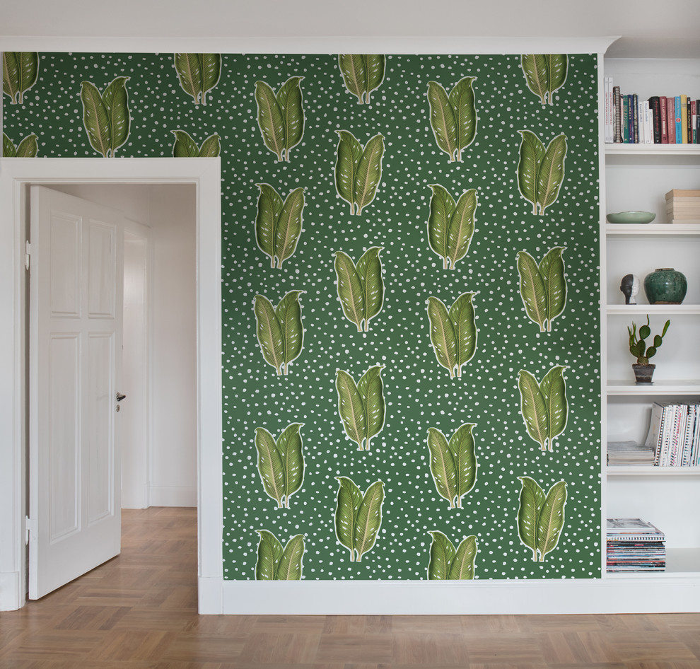 Nordisches Wohnzimmer mit grüner Wandfarbe in Göteborg
