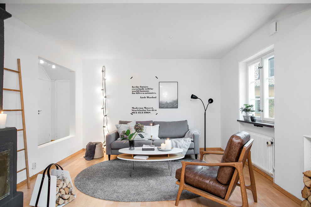 Inspiration för ett mellanstort minimalistiskt separat vardagsrum, med vita väggar, ljust trägolv och ett finrum