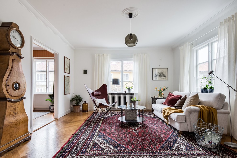 Foto på ett nordiskt separat vardagsrum, med vita väggar, ljust trägolv och beiget golv