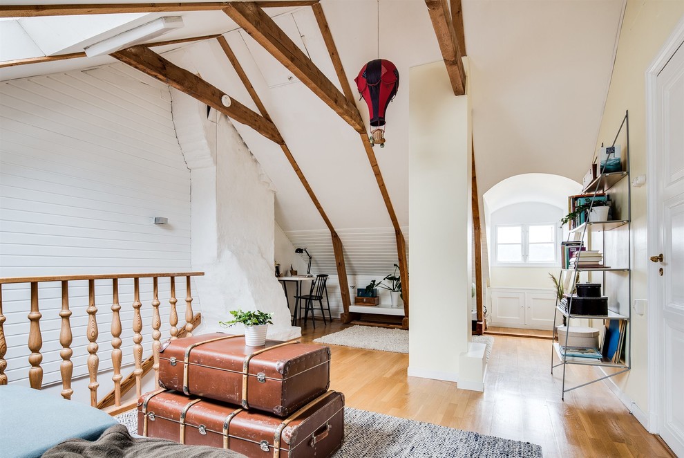 Foto de salón campestre con paredes blancas y suelo de madera en tonos medios