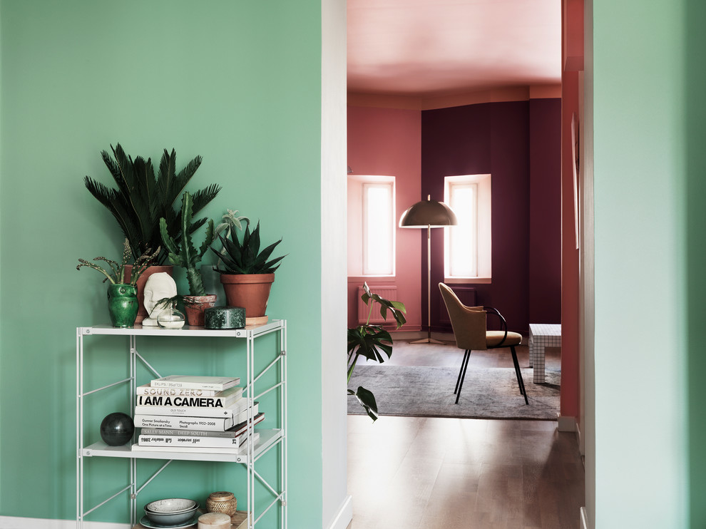 Источник вдохновения для домашнего уюта: парадная гостиная комната в стиле фьюжн с зелеными стенами без телевизора