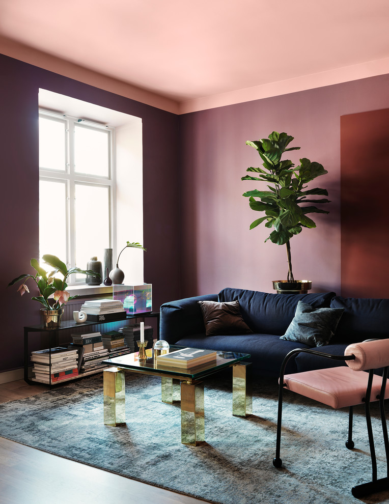 Стильный дизайн: парадная, открытая гостиная комната в скандинавском стиле с фиолетовыми стенами без телевизора - последний тренд