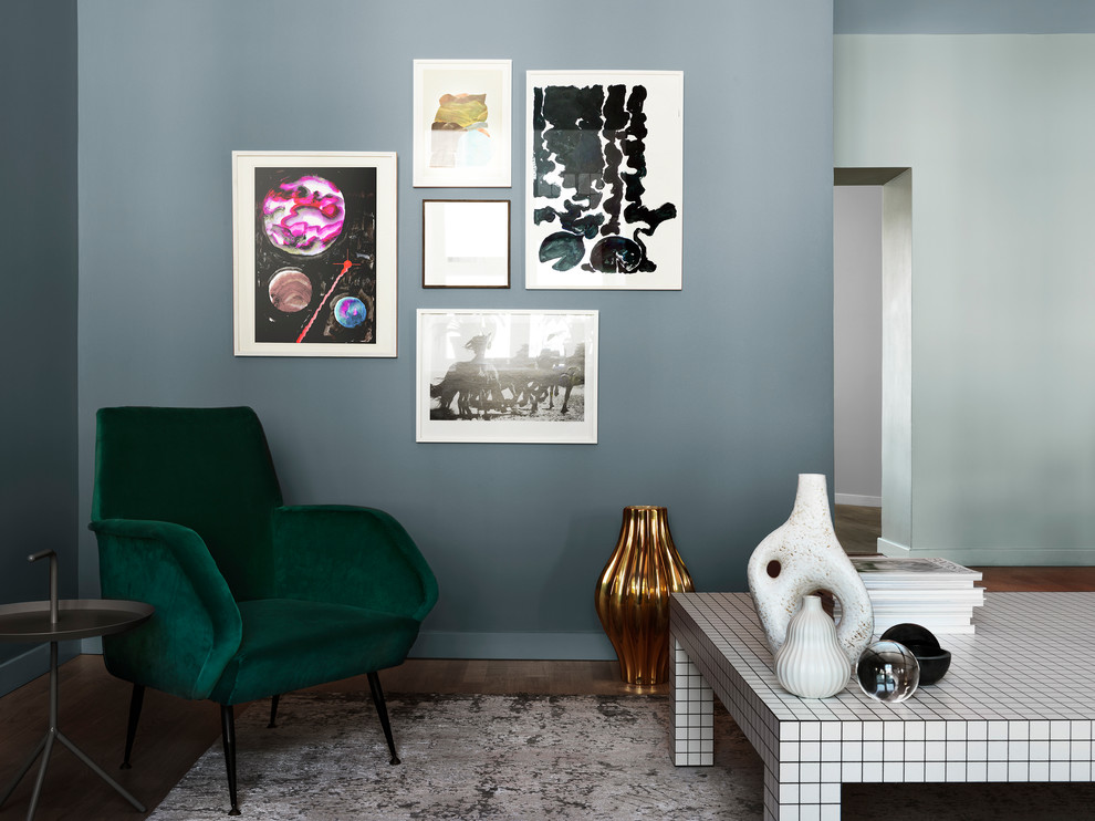 Immagine di un soggiorno scandinavo aperto con sala formale, pareti blu e nessuna TV