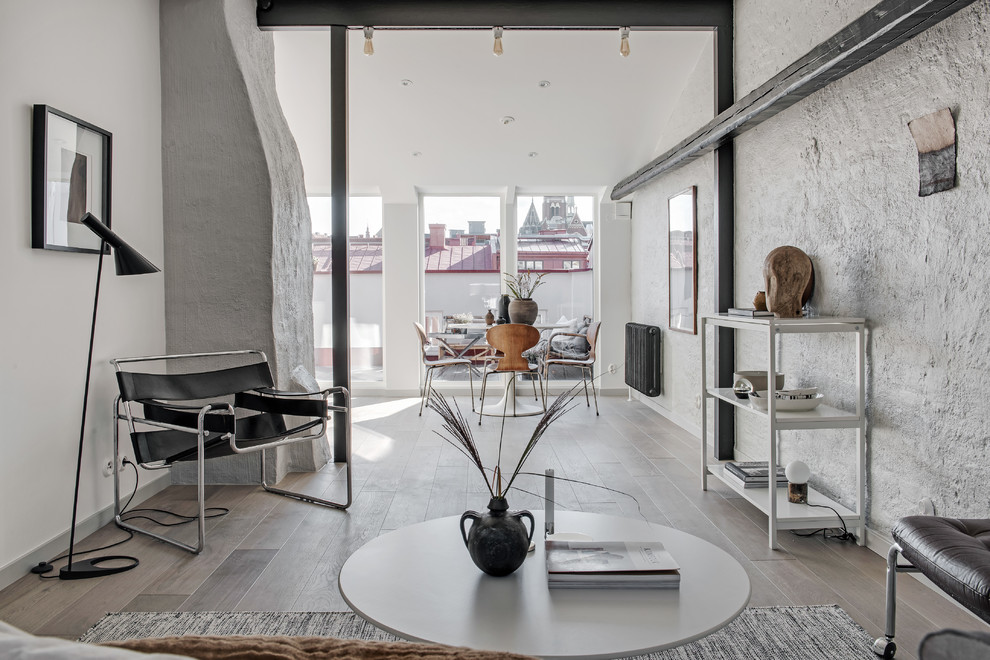 Immagine di un grande soggiorno nordico aperto con pareti bianche, pavimento in legno massello medio e pavimento marrone