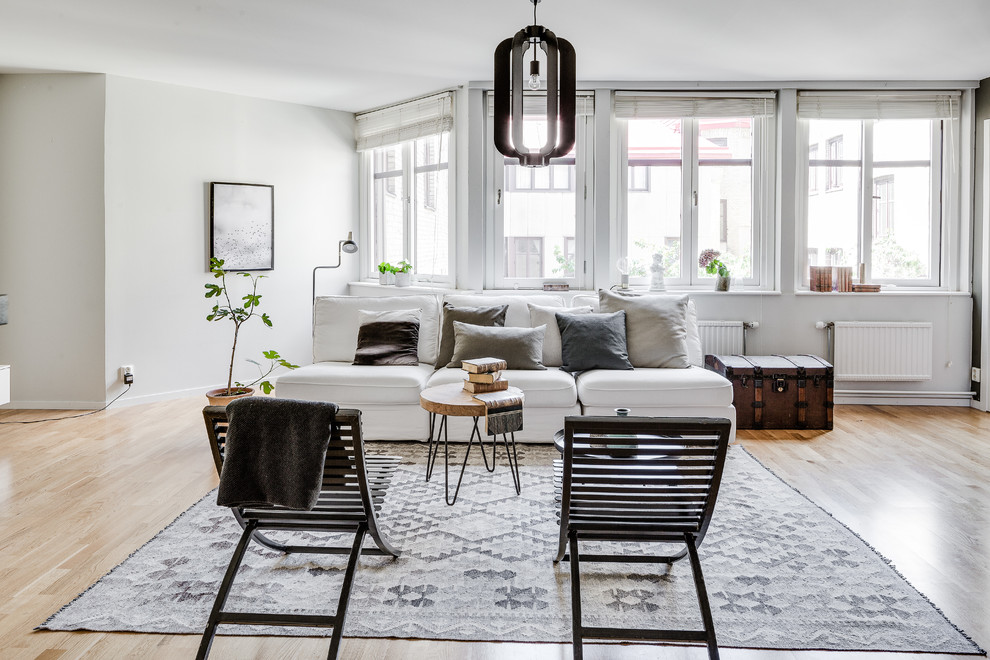 Diseño de salón para visitas abierto escandinavo de tamaño medio sin televisor con paredes grises y suelo de madera clara