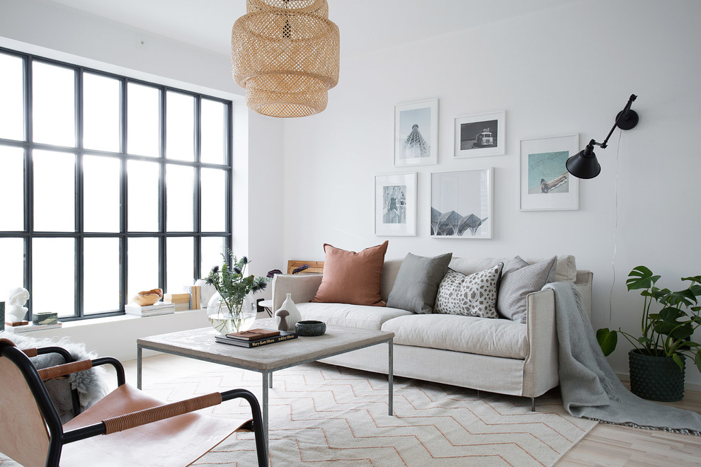 Inspiration för ett mellanstort minimalistiskt vardagsrum, med vita väggar, ett finrum och ljust trägolv