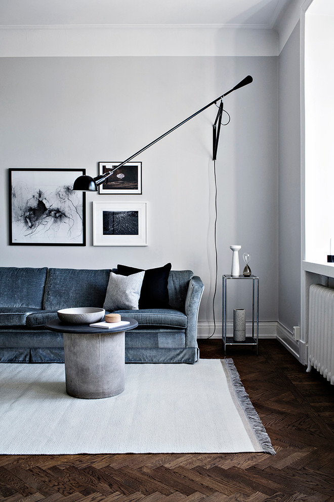 На фото: открытая гостиная комната среднего размера в современном стиле с серыми стенами и темным паркетным полом без камина, телевизора