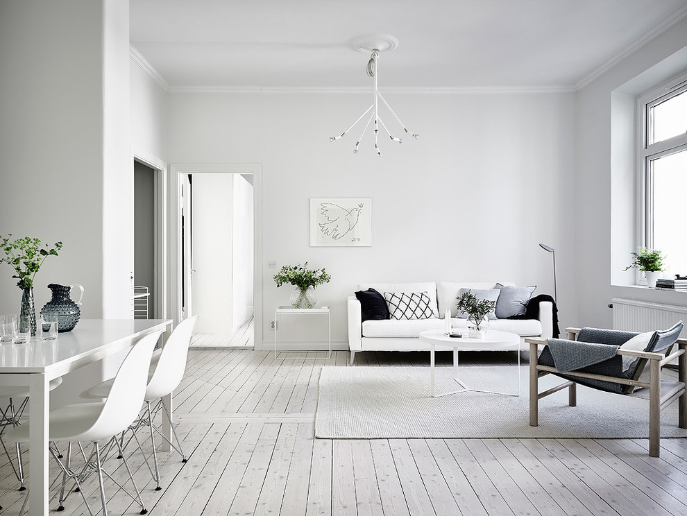 Immagine di un grande soggiorno scandinavo chiuso con sala formale e pavimento in legno verniciato