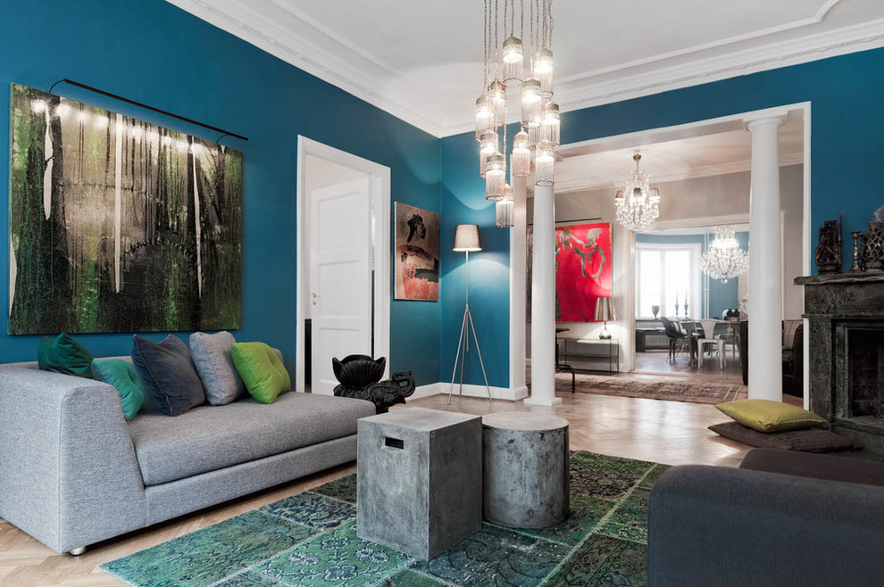 На фото: большая парадная, открытая гостиная комната в стиле фьюжн с синими стенами и светлым паркетным полом без камина, телевизора с