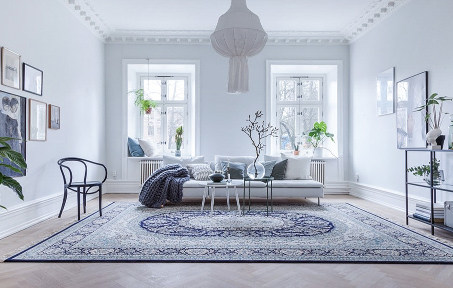 Großes, Repräsentatives, Fernseherloses, Abgetrenntes Klassisches Wohnzimmer mit weißer Wandfarbe, hellem Holzboden und beigem Boden in Göteborg