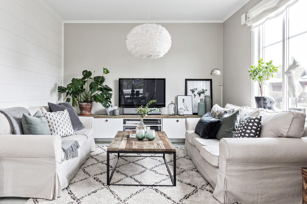 Kleines, Abgetrenntes Skandinavisches Wohnzimmer mit grauer Wandfarbe und freistehendem TV in Göteborg