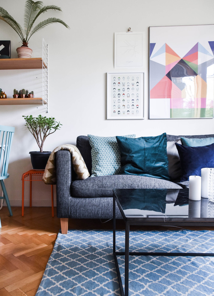 Mittelgroßes, Repräsentatives, Fernseherloses, Offenes Skandinavisches Wohnzimmer mit weißer Wandfarbe und braunem Holzboden in Stockholm