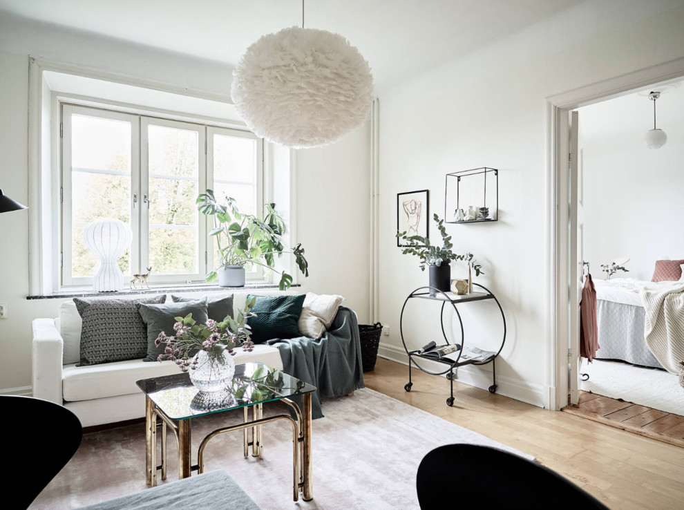 Inspiration för nordiska separata vardagsrum, med vita väggar, beiget golv och ljust trägolv