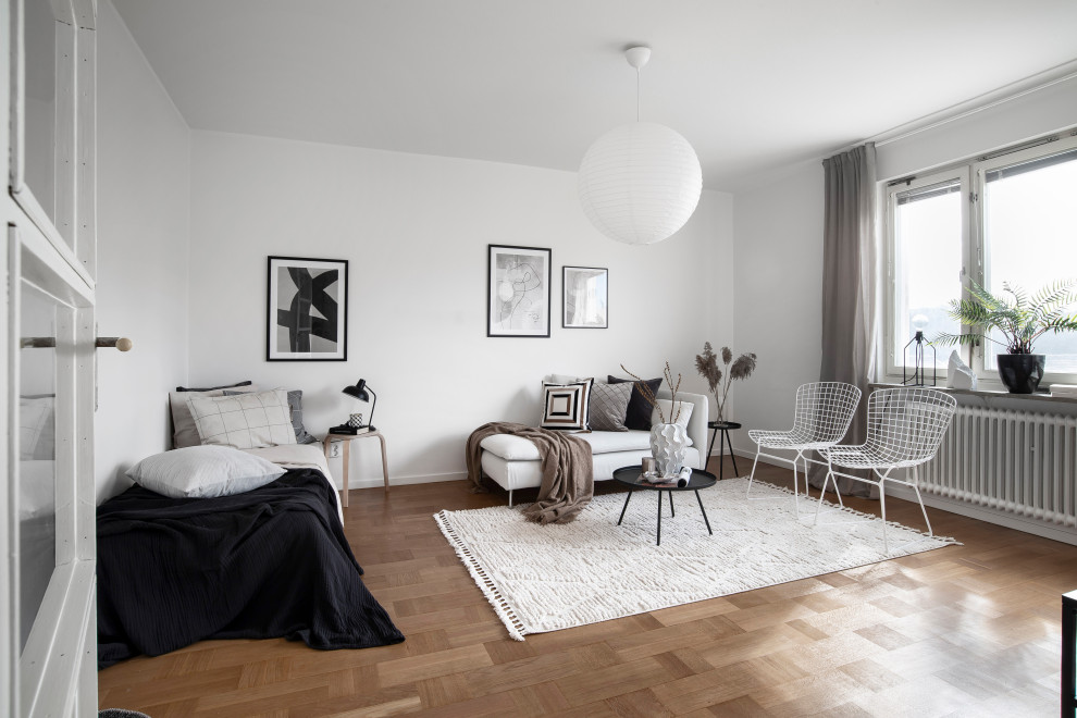 Inspiration för ett mellanstort skandinaviskt allrum med öppen planlösning, med vita väggar och brunt golv
